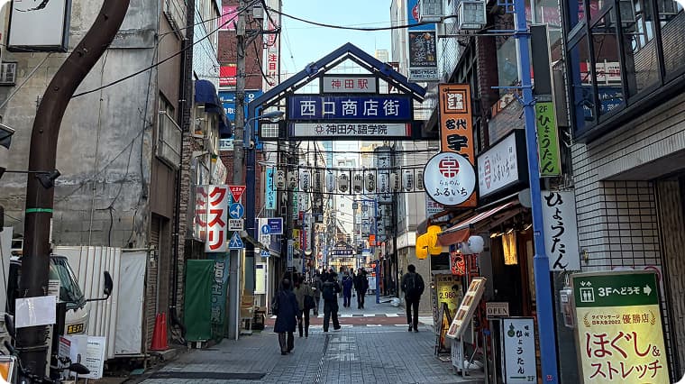 商店街をしばらく進む（3-4分）