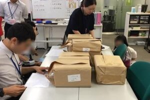 工賃作業（訂正シール貼り）