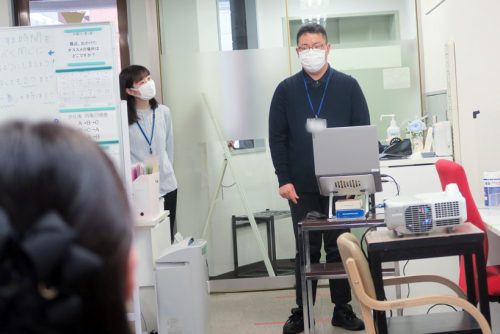 就職する訓練生の送別会、職員からお祝いメッセージの様子