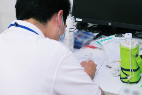 防災訓練の様子（避難袋のチェック）