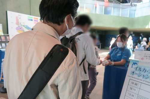 大洗水族館に入場する訓練生や職員の写真です