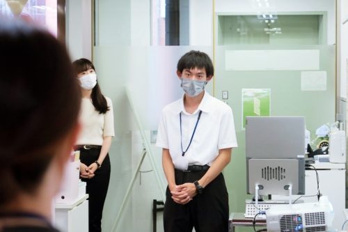 就職する訓練生の送別会の写真